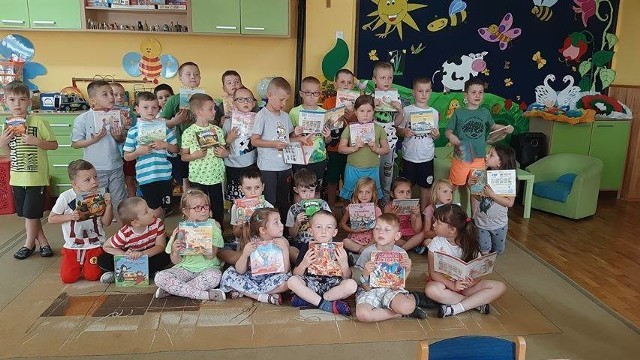 "Jak nie czytam, jak czytam" w gminie Pińczów. W akcję włączyły się przedszkolaki z Pińczowa oraz uczniowie z Kozubowa i Bogucic