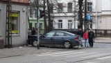 Wypadek na Gdańskiej. Opel uderzył w ścianę kamienicy [ZDJĘCIA]