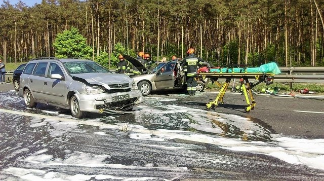 Ze wstępnych ustaleń policjantów wynika, że kierujący oplem astra uderzył w tył jadącego przed nim opla vectry. Siła uderzenia spowodowała, że auto zaczęło rotować. W tym momencie w jego przód uderzył nadjeżdżający seat ibiza.Trzy osoby z opla vectry zostały przewiezione do szpitala, gdzie jedna z nich, 55-letnia kobieta, zmarła.- Bydgoscy policjanci prowadzą, pod nadzorem prokuratora, czynności zmierzające do wyjaśnienia wszystkich okoliczności tego zdarzenia - mówi podkom. Lidia Kowalska z Zespołu Prasowego KWP w Bydgoszczy.zobacz także: Nocny rajd Bydgoskim Rowerem Aglomeracyjnym z promilami w centrum Bydgoszczy