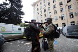 Nocne walki o Charków i Chersoń. Rosyjscy spadochroniarze zaatakowali jeden z miejskich szpitali wojskowych w Charkowie