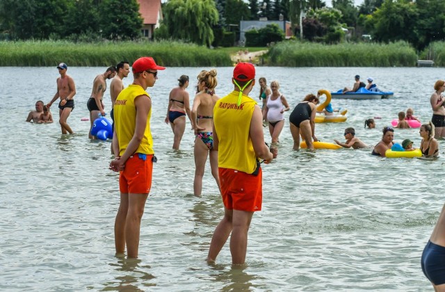 Z wodą nigdy nie ma żartów – nadciągnie gwałtowny szkwał i poprzewraca łodzie na wodzie, ich załogi najedzą się strachu.