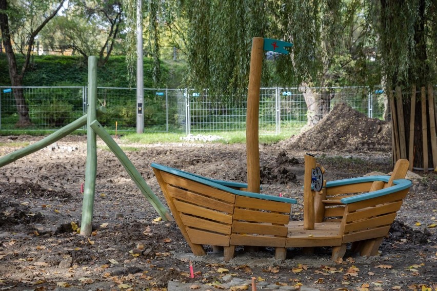 Kraków. Taaaka ryba na podgórskich plantach Nowackiego. Powstaje nowy plac zabaw [ZDJĘCIA]