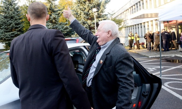 Lech Wałęsa na czwartkowe (20 października) spotkanie z mieszkańcami przyjechał o 17.00.