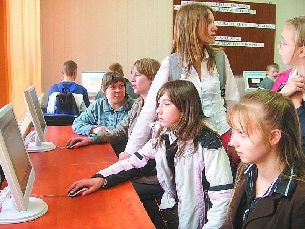 - Rzeczywiście szybciej te komputery pracują  niż sprzęt w naszej starej pracowni - cieszyli  się uczniowie z Potulic, chwilę po  udostępnieniu im nowej sali komputerowej.