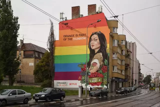 Na jednej z kamienic przy ul. Dąbrowskiego w Poznaniu powstał tęczowy mural z „Orange Is the New Black” Netflixa z hasłem „Orange is part of the rainbow”. Wszystko za sprawą Poznań Pride Week 2018.