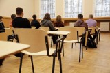 Prawne kontrowersje wokół dodatków dla nauczycieli. Dyrektorzy w Prudniku wstrzymali wypłaty. Czekają na stanowisko MEN