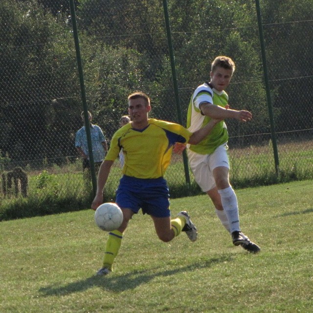 O Adama Pałubińskiego (żółta koszulka) pytali latem działacze KS Ostrovia, ale zawodnik pozostał w Wąsewie i już w pierwszym meczu strzelił 2 gole.
