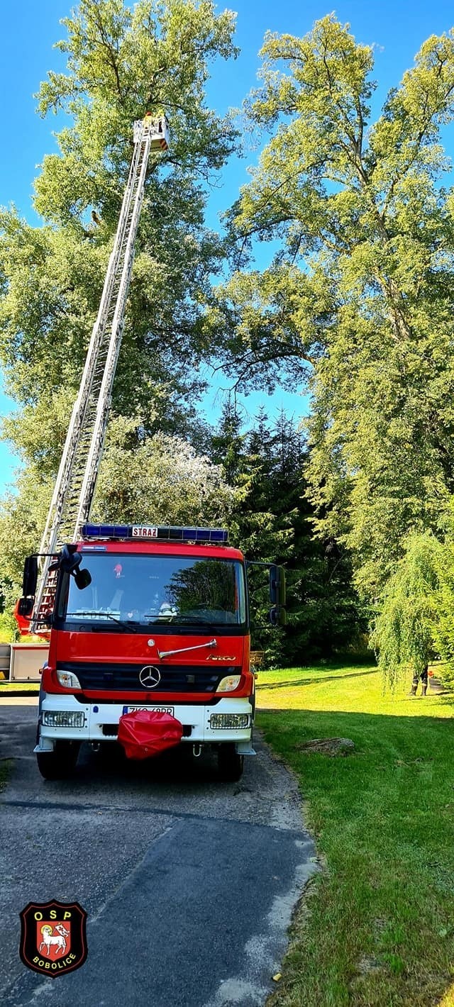 Strażacy z OSP Bobolice usuwają skutki niedzielnej nawanicy