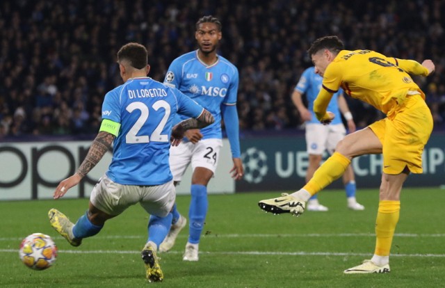 Roberet Lewandowski strzela gola w meczu 1/8 finału Ligi Mistrzó Napoli – Barcelona (1:1)