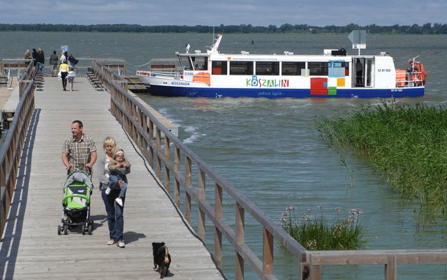 Koszałek to statek kursujący w wakacje z Jamna, najmłodszej dzielnicy Koszalina, do Unieścia.