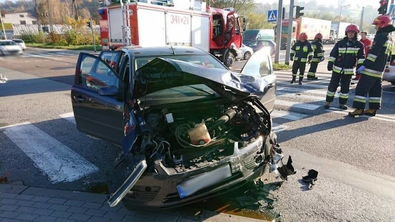 Nowy Sącz. Zderzenie dwóch osobówek na ul. Barskiej. W szpitalu kobieta w ciąży i dziecko [ZDJĘCIA]