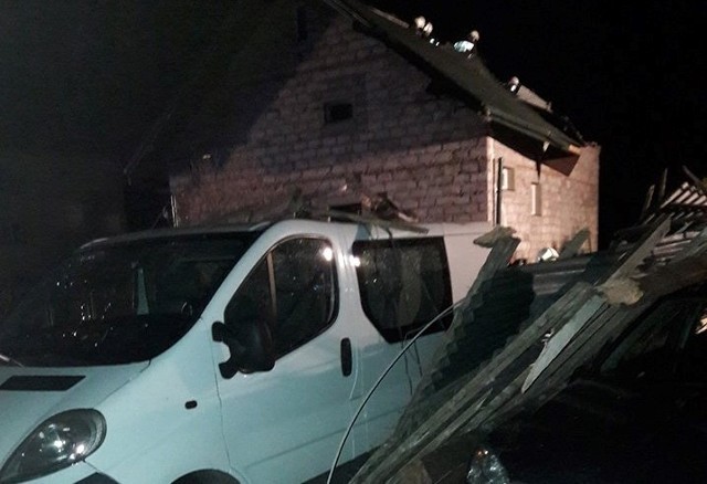 Zerwany dach na domu w Ispie (gm. Wojnicz). Elementy konstrukcji spadły m.in. na stojące obok samochody