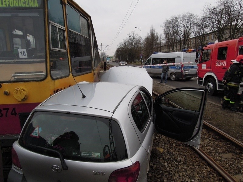 Wypadek na Politechniki. Samochód zderzył się z tramwajem - ranna kobieta [zdjęcia, FILM]