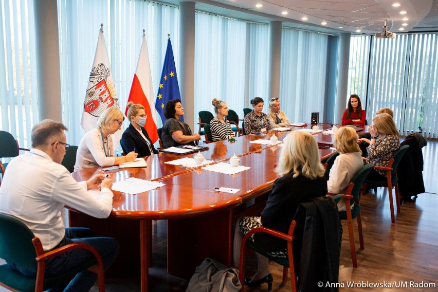 Koronawirus w szkołach. W podstawówce numer 28 w Radomiu jeszcze nauka hybrydowa. W Przysusze dwie placówki pracują już stacjonarnie