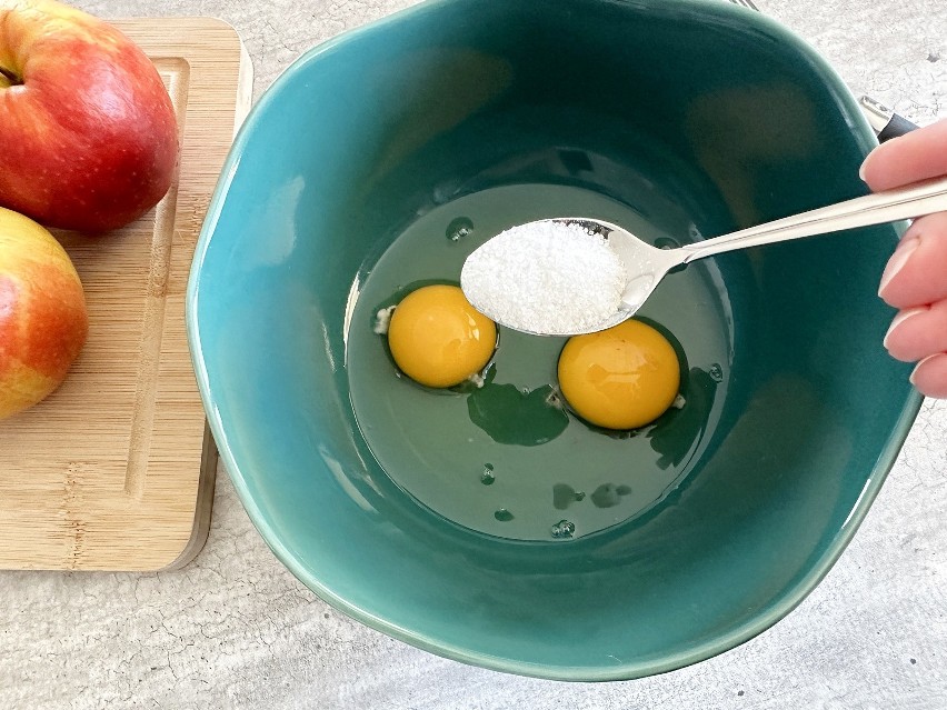 Wsyp do jajek cukier waniliowy, szczyptę soli i cynamonu.