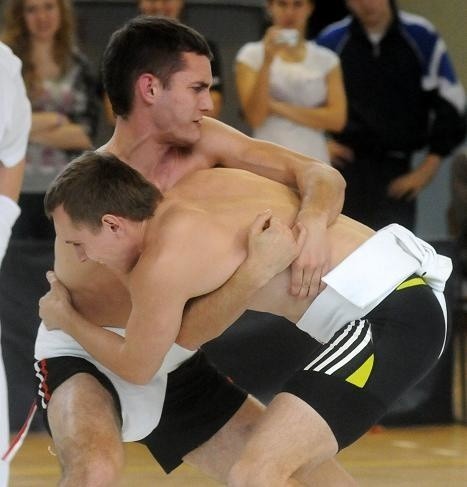 W uczelnianym finale wagi do 85 kg Marcin Walaszczyk (z prawej) pokonał swego kolegę z ZWKF Maurycego Kłysza