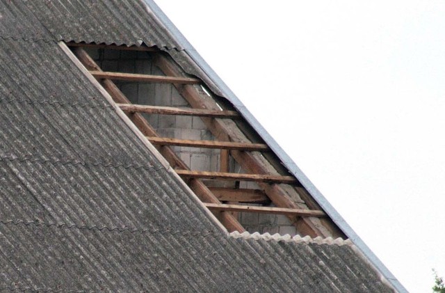 W kilku miejscach, jak w Zychorzynie i Nieznamierowicach, na terenie gminy Rusinów, wichura zrywała fragmenty dachów z budynków gospodarczych.