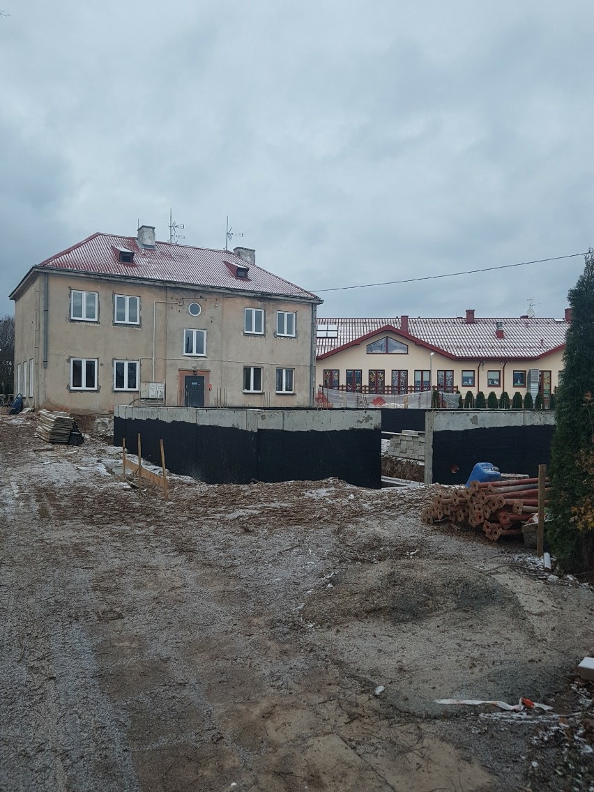 Jak idą pracy przy budowie nowego Domu Kultury w Radoszycach? Zobacz zdjęcia z placu budowy