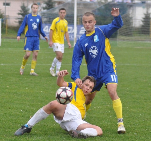 Ozdobą meczu w Sanoku był gol Radosława Muszyńskiego z Avii (z prawej). W doliczonym czasie gry Maciej Kuzicki (z lewej) mógł zaliczyć zwycięskie trafienie dla Stali.