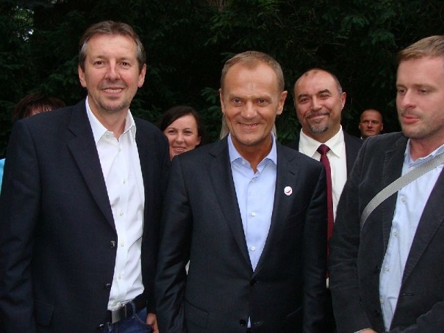 Szef ostrowieckich struktur Platformy Obywatelskiej, wicestarosta Eligiusz Mich (z lewej) i wiceprezydent Ostrowca Paweł Górniak (z prawej) z premierem Donaldem Tuskiem.