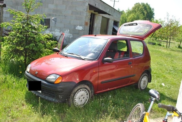 Trzej młodzi złodzieje ukradli ten samochód w Chorzowie i przerzucili go na teren powiatu przysuskiego.