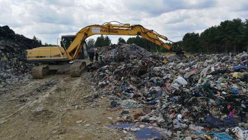 Pożar na składowisku śmieci w Fałkowie. W poniedziałek trwało dogaszanie. Znamy szczegóły akcji (NOWE ZDJĘCIA)