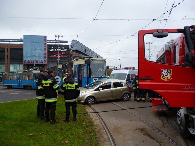 Wypadek na pl. Dominikańskim. Samochód wjechał pod tramwaj. Dwie osoby ranne (ZDJĘCIA)