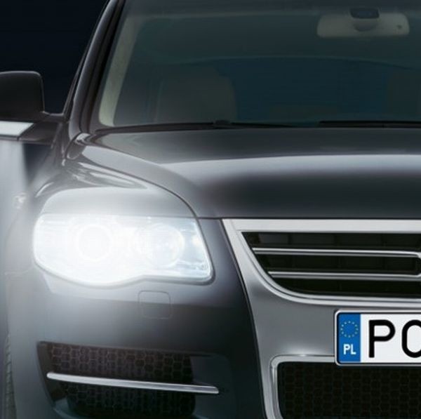 Licząc z Polską, całodobowa jazda samochodami z włączonymi światłami mijania obowiązuje w 13 krajach.