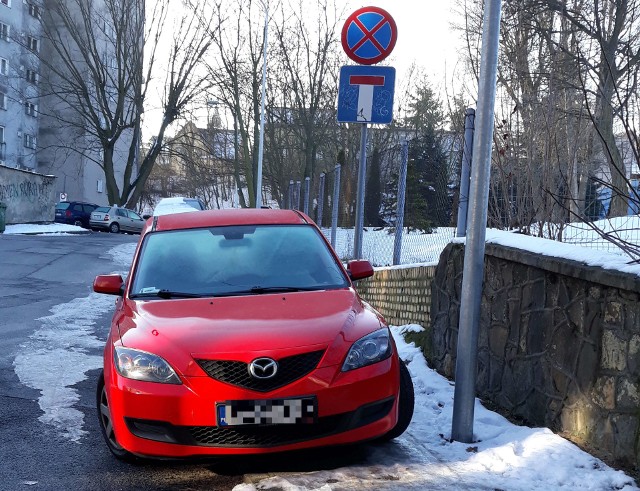 Nasza Czytelniczka wysłała nam zdjęcia mazdy, której kierowca zaparkował samochód na chodniku w taki sposób, że nie sposób obok niego przejść. Dodatkowo auto stoi na zakazie.Czerwona mazda została zaparkowana na ul. Władysława IV. Zdjęcie wykonano w piątek, 8 lutego, w godzinach porannych. Zobacz też wideo: Brutalne pobicie w Zielonej Górze. Sprawcy wdarli się do mieszkania, bili kijem bejsbolowym i golfowym