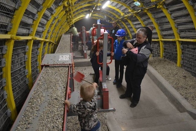 Miejsce 6 - "Tworzenie industrialnej konstrukcji ze słomek kreatywnych" – warsztaty kreatywne oraz "Kopalnia przyszłości" – warsztaty plastyczne, Sztolnia Królowa Luiza, Zabrze ul. Sienkiewicza 43, sobota 8 czerwca godz. 12.00 - 18.00.Słomki kreatywne to wspaniały pomysł na rozwijanie dziecięcej wyobraźni. A w ramach zajęć plastycznych uczestnicy zostaną poproszeni o namalowanie kopalni za 220 lat w ich mniemaniu. Ze zgromadzonych rysunków zostanie utworzony kolaż.