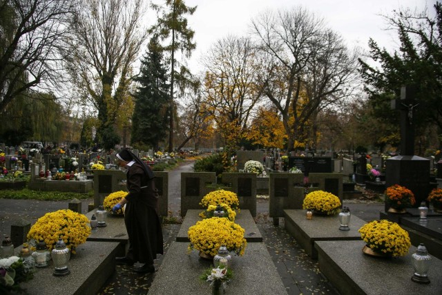 Wszystkie cmentarze komunalne w Krakowie oraz biura obsługi klientów funkcjonują w reżimie sanitarnym