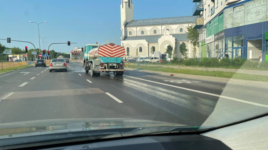 Upały w Podlaskiem dają się we znaki. Po ulicach Białegostoku jeździ polewaczka, strażacy w regionie robią kurtyny wodne [ZDJĘCIA]