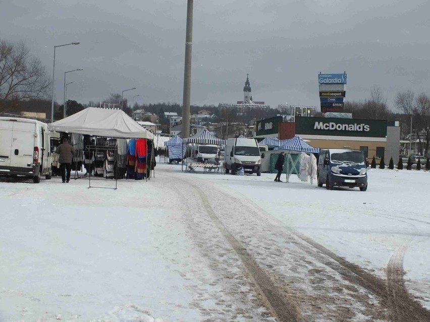 Na starachowickim targowisku bez opłaty targowej dla rolników, ale i... bez rolników. Zobaczcie zdjęcia, poznajcie ceny