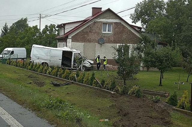 Wypadek w Hadykówce. Bus uderzył w domDo wypadku doszło dziś około godz. 6 w Hadykówce w powiecie kolbuszowskim.