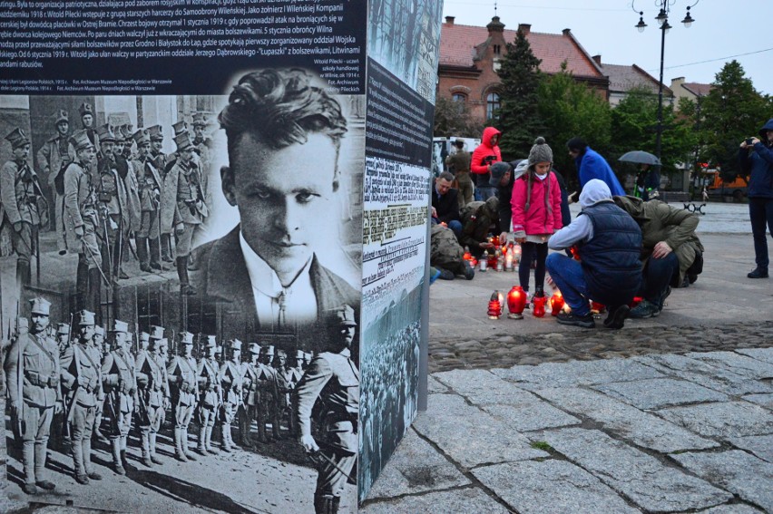 Myślenice. Kotwica ze zniczy ku czci rotmistrza Witolda Pileckiego [ZDJĘCIA]