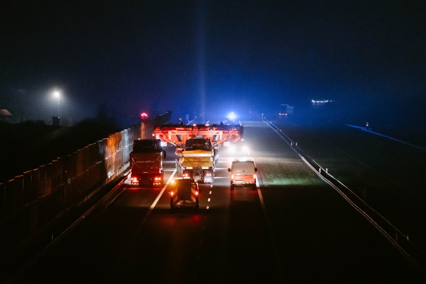 Transport maszyny TBM dotarł do punktu postoju Rzeszów Południe. O 22 ruszy dalej - prosto na plac budowy do Babicy [ZDJĘCIA, WIDEO]