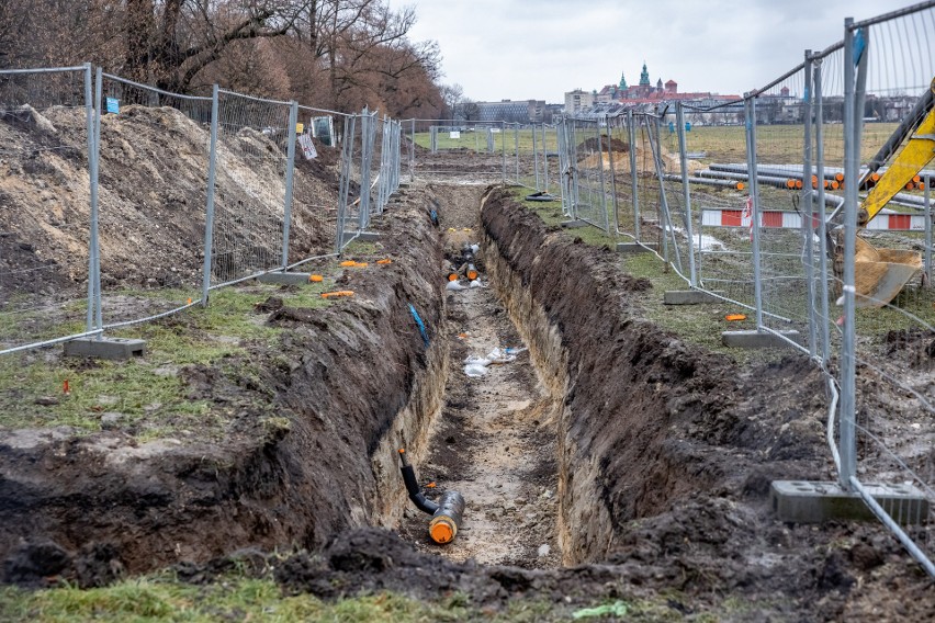 Kraków. Wielka dziura i hałdy ziemi na Błoniach. Układają rury