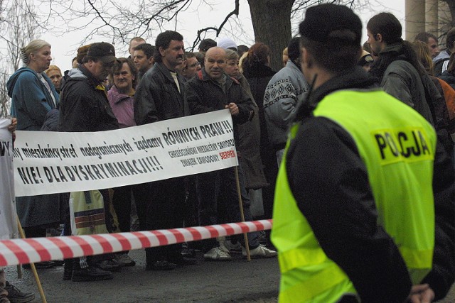 Pod urzędem protestowali nie tylko handlujący tanim alkoholem ale także osoby, które pracują na polskich, wolnocłowych statkach. Około 50 z nich grozi utrata pracy. Statki nie mają bowiem klientów.