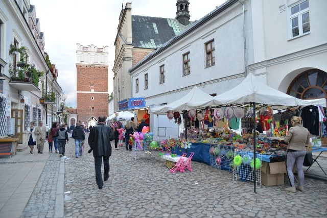 Od 2013 roku miasto nie ma ani złotówki dochodu ze sprzedaży biletów wstępu na Bramę Opatowską i do podziemi - najbardziej dochodowych w Sandomierzu atrakcji turystycznych.