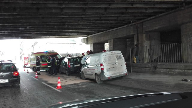 Trzy samochodu zderzyły się w okolicach wiaduktu na ul. Szczecińskiej w Słupsku. Na miejscu pojawiła się policja i trzy wozy strażackie. Strażacy zabezpieczyli auta przed wyciekiem płynów. Wezwano też pogotowie ratunkowe, które udzieliło pomocy jednej poszkodowanej osobie.