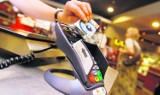 Zarzuty za zabranie karty bankomatowej i kradzież pieniędzy z konta