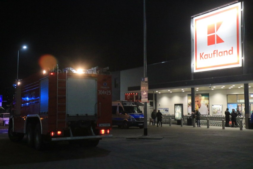 Alarm bombowy we wrocławskich Kauflandach. Ewakuacja ludzi (ZDJĘCIA)