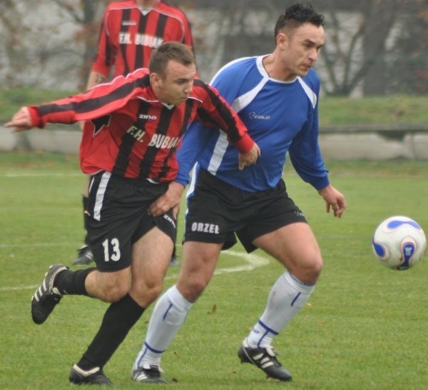 Walczą Mariusz Pawęski (z prawej, Orzeł) i Tomasz Hajduk.