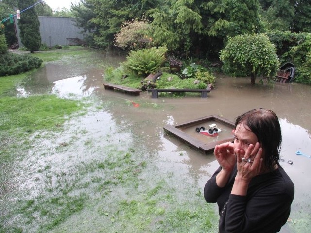 Barbara Pagór z ulicy Przejazd 29 w Kielcach jest załamana, że pod raz drugi w tym miesiącu została zalana jej posesja.