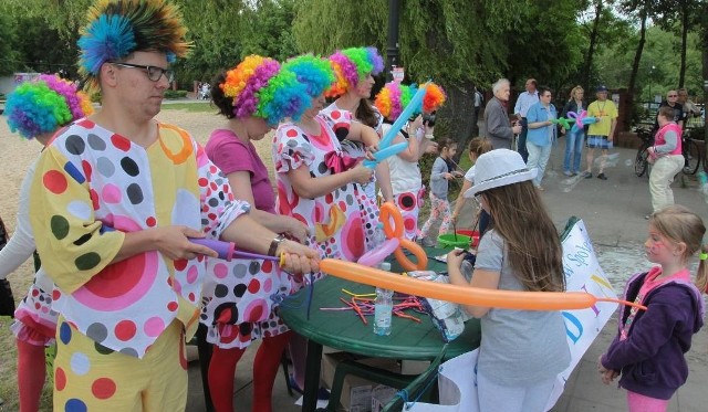 Na dzisiejszym pikniku nad zalewem na Borkach będzie masa atrakcji dla całych rodzin, między innymi modelowanie balonów.