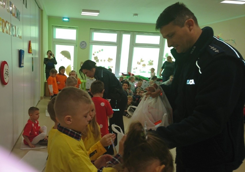 Przedszkolaki z Piotrkowa Kujawskiego sprawdziły się w konkursie o bezpieczeństwie. Pan policjant mówi, że doskonale!