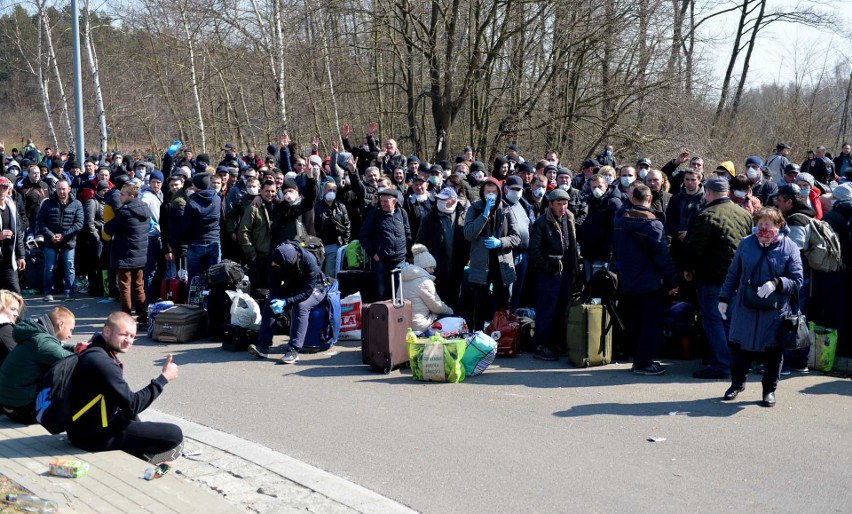 W piątek o godz. 12 około 2 tys. Ukraińców czekało w długiej...