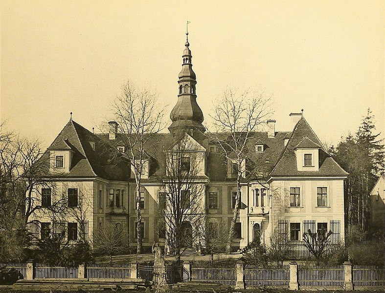 Pałac położony był w obecnym Parku Brochowskim. Wzniesiony w...