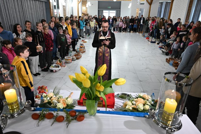 Wielkanoc u naszych gości z Ukrainy. W sobotę w Sielpi poświęcono pokarmy. Przybyło około 200 osób.