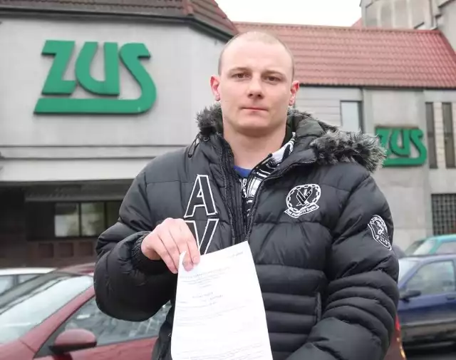 Tomasz Malek przed siedzibą ZUS w Słupsku.